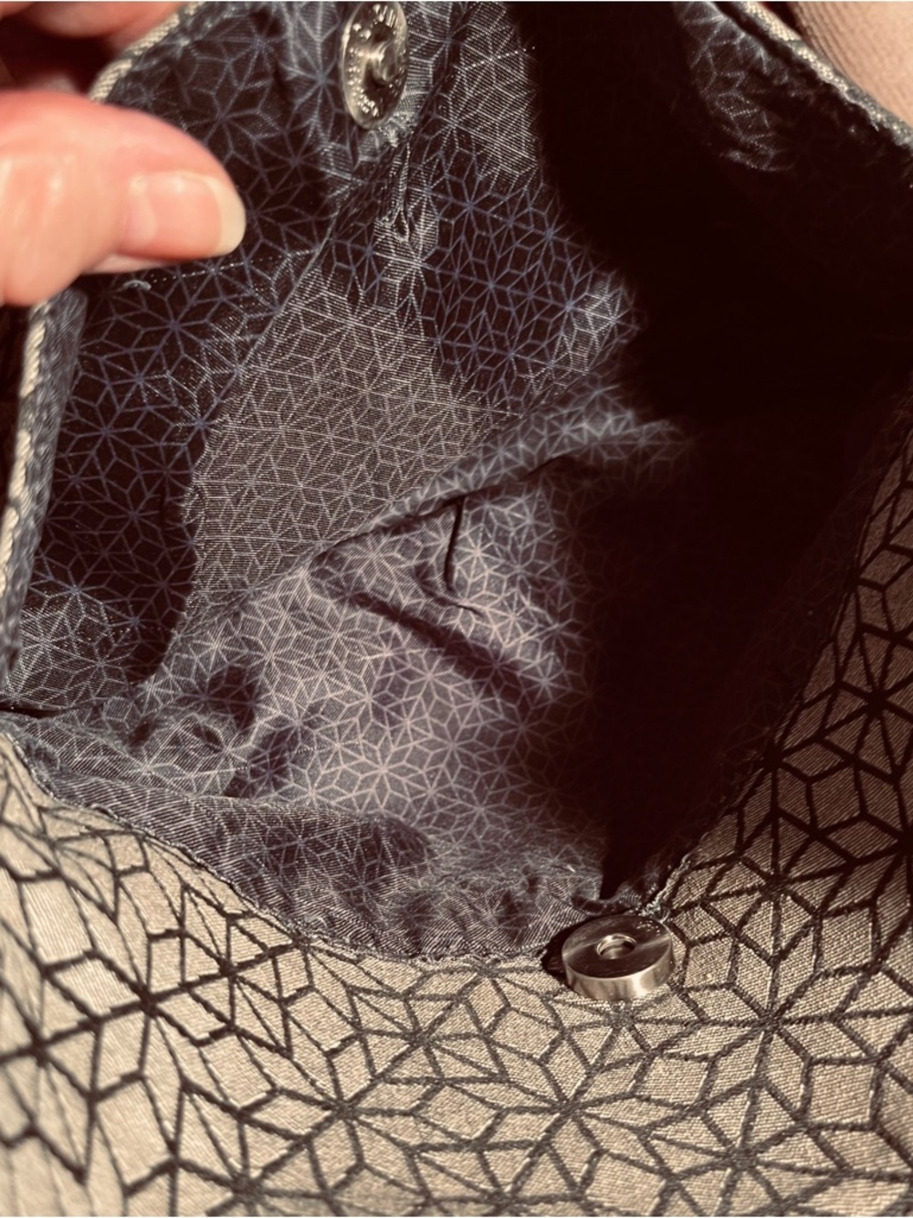 Geometric Pattern Shoulder Bag in Light Gray And Black - Picture 7 of 10